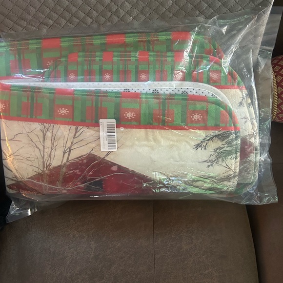 Christmas🌲Shower🚿Curtain Set with Bath🛁Mat (Red House🏡& Truck🛻) - Picture 7 of 10